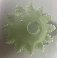 abat jour ancien en opaline vert anis Ø 27,5 cm à collerette