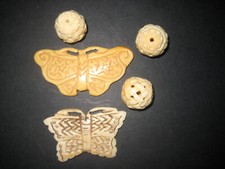 LOT DE 2 PAPILLONS ET 3 PERLES EN CORNE POUR CREATION DE BIJOUX NEUF