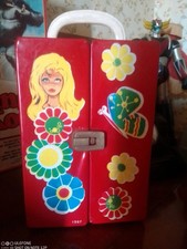 Armoire/penderie/ mallette de transport  poupée vintage Tressy Bella Barbie Etc