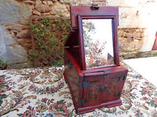 1920/1930 - COIFFEUSE DE VOYAGE - EN BOIS TEINTÉ DE ROUGE - CHINE