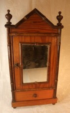 Armoire à glace de poupée façon bambou, bois,  XXème, hauteur 34,5cm