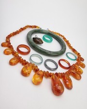 Lot de bijoux en pierres