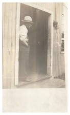 Ancien Homme Debout Dans