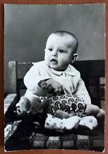 Photo ancienne vintage bébé avec une poupée assise sur une chaise photo URSS ...