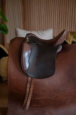 Selle dressage / randonnée Sommer Marrakesh 17 pouces siège creux