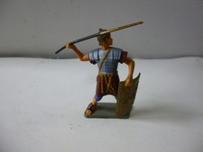 ROMAIN AVEC LANCE ET BOUCLIER  7026 STARLUX PIECE ANCIENNE EN CREUX