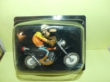 FIGURINE MOTO JOE BAR TEAM N°29 PAUK CHOTTE SUR SA SUZUKI TS 400 APACHE 1974 1:1