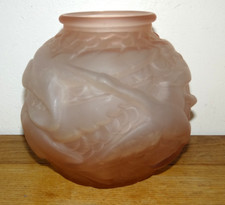 Superbe  Vase Boule Art Déco Vers 1930 en Verre Rose à Décor d'Oiseaux Grues