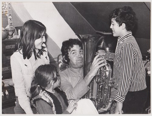 Pierre perret jouant tuba - du,