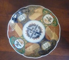 Ancienne assiette en porcelaine Imari Japon peinte a la main en très bon état.