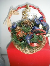 NOEL PANIER EN ROTIN DORE GARNI DE DECO DE NOEL POUR TABLE/MEUBLE