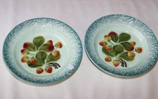2 plats creux en faience Décor de pied de fraises en relief