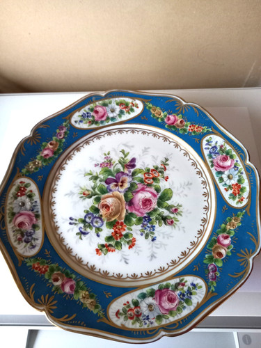 Sevres signé plat sur - "signé", pied