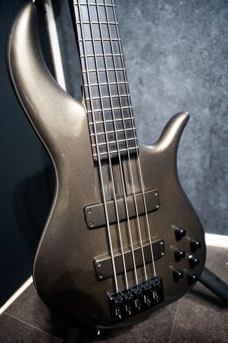 Guitare basse électrique
