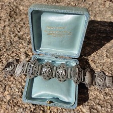 Bijou Ancien Bracelet avec en décor Elephant, Sabre, Main de Fatma et étoile