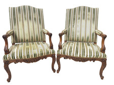 Paire de fauteuils de style