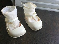 ANCIENNE PAIRE CHAUSSURES blanches POUR POUPEE cecconello ITALIE---- OU AUTRES