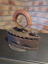 ANCIENNE FER À REPASSER À CHARBON XIX e SIÈCLE. AVEC DECORS TÊTE