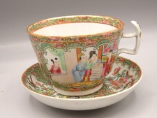 TASSE ET SOUS-TASSE  ANCIENNE EN PORCELAINE DE CHINE. XIX°.CANTON.(1900/3).
