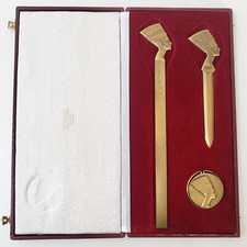 NECESSAIRE DE BUREAU VINTAGE 1970 REINE D'EGYPTE NEFERTITI BRONZE FRAPPE 70S