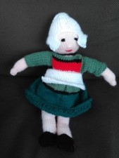 Poupée en laine tricotée