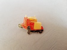 Pin's TRANSPORT / CAMION / TRUCK - Camion américain rouge