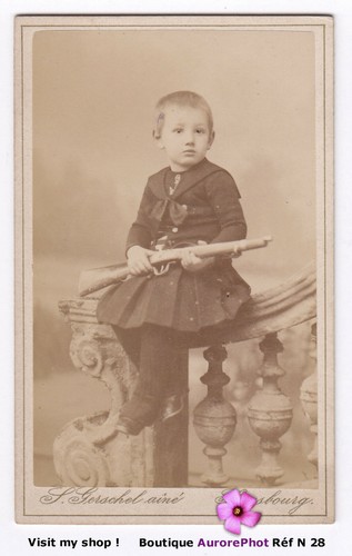 Enfant avec jouet carabine - un,