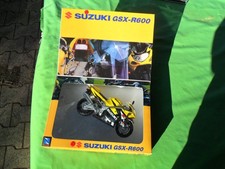 maquette de moto Suzuki GSX - R 600 au 1/12 em de marque NewRay
