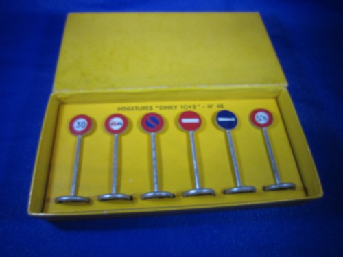 Z569 dinky toys - fr, panneaux