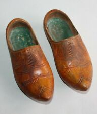 Paire de petits sabots en bois sculptés étiquette Fabrique Galoches et Sabots 