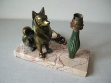 Ancienne lampe luminaire avec chien en régule sur marbre de 22,5 cm