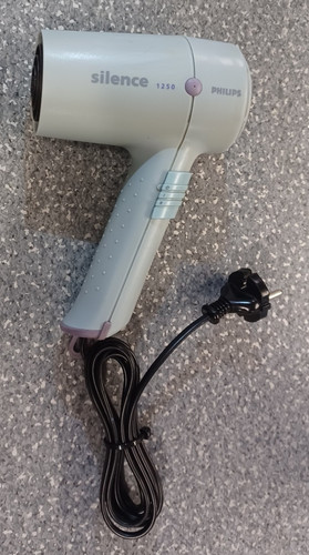 Petit sèche cheveux philips - cheveux,