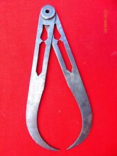 beau compas ajouré en fer forgé outil ancien 