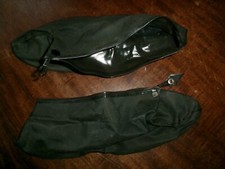 Une paire de COUVRE-CHAUSSURES pour pluie