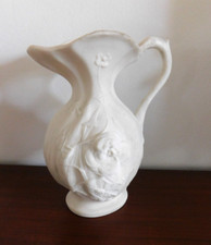 Pichet en porcelaine biscuit