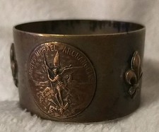 Ancien Rond de serviette en Cuivre Décor Fleur de Lys / Archange Michel 