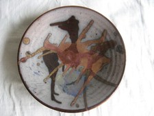 Superbe plat intéressant céramique décor reflets cuivrés signature à definir N°2