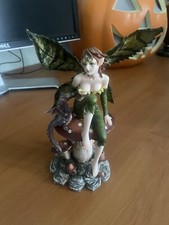 Fée Avec Un Dragon Sur Un Champignon. Environ  23 Cm.