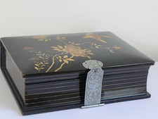 Boite Coffret en Laque du Japon Forme de Livre Décor Fleurs et Oiseau Dorés 