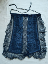 Petit tablier noir ajouré de