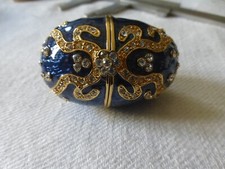 jolie boite forme oeuf en bronze et cristaux swarovski ?