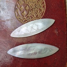 2 Jetons Anciens Nacre Gravée Fleurs XVIIIè Mother Of Pearl Counter 18thC
