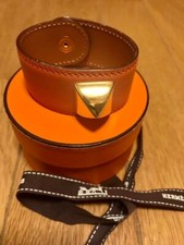 Authentique bracelet Hermès Medor clous en cuir orange bouton série
