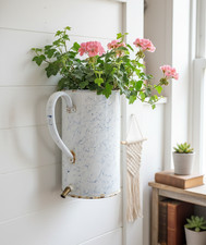 Pot Mural Vintage en Émail Moucheté Blanc et Bleu | Pot à Eau Suspendu