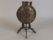 Ancien Petit Vase en Métal Argenté, signé. Décor ciselé, Roulotte. XIXe siècle