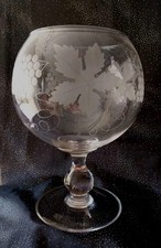 COUPE SUR PIED, TRÈS GRAND VERRE RINCE  RAISINS, CRISTAL,PAMPRES, HAUT.30.5 CM