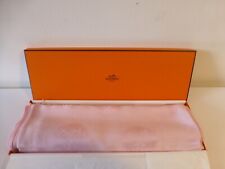 écharpe, étole, châle Hermès . Modèle Ex Libris. Avec boite et bolduc