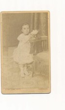 CDV fillette en blanc robe debout jouet landau fauteuil Emile Guillon Issoudun 