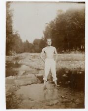 PHOTO photographie vintage SNAPSHOT, un jeune homme torse nu pantalon blanc