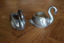 paire de saleron en métal argenté en forme de cygne avec verrines poincons